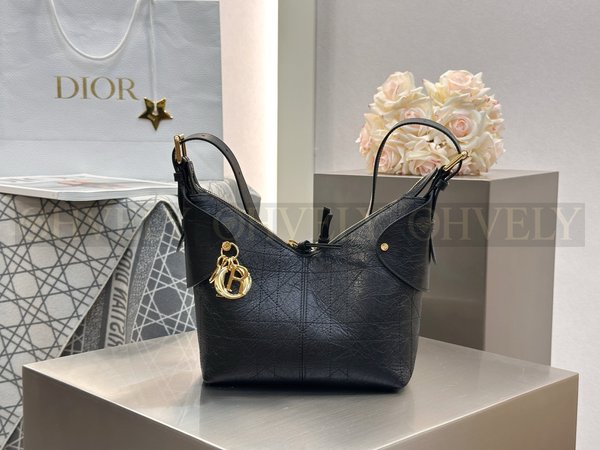 디올 보야주 백 플랫 매크로까나쥬 크링클 카프스킨 블랙 스몰