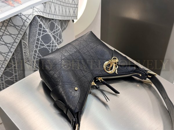 디올 보야주 백 플랫 매크로까나쥬 크링클 카프스킨 블랙 스몰