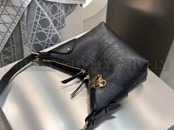 디올 보야주 백 플랫 매크로까나쥬 크링클 카프스킨 블랙 스몰