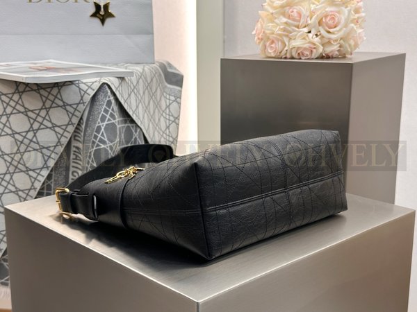 디올 보야주 백 플랫 매크로까나쥬 크링클 카프스킨 블랙 미디움