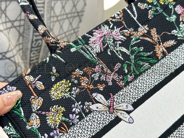 디올 헤르바리움 자수 북 토트백 미디움