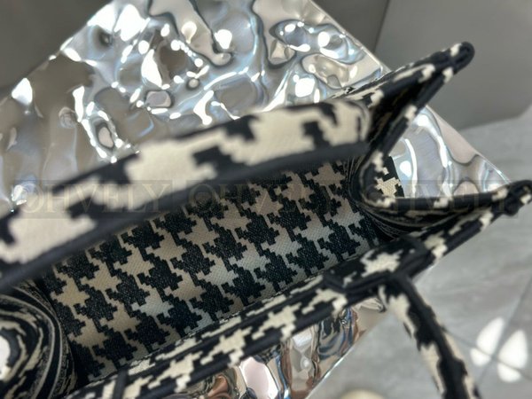 디올 하운즈투스 자수 북 토트백 스몰