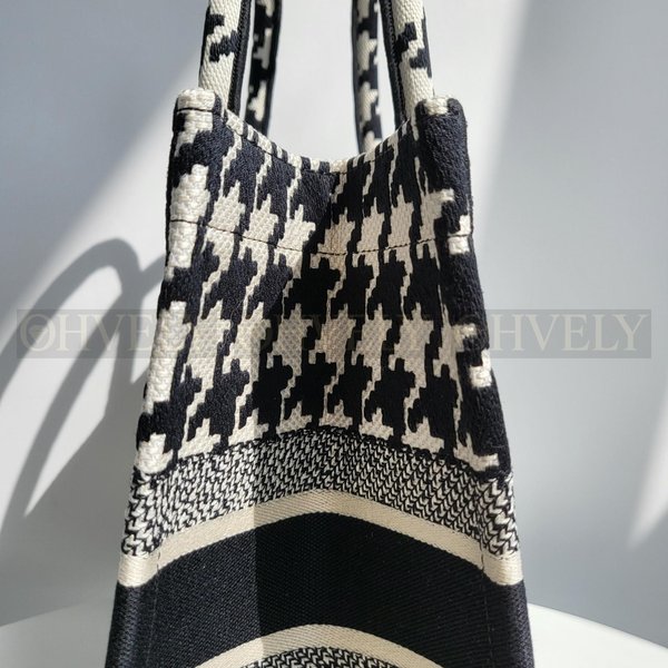 디올 하운즈투스 자수 북 토트백 미디움