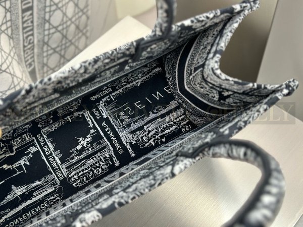 디올 플랜 드 파리 네이비 자수 북 토트백 미디움