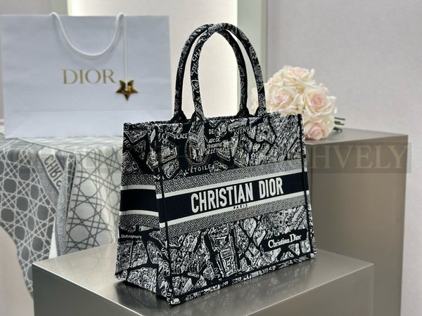 디올 플랜 드 파리 네이비 자수 북 토트백 미디움