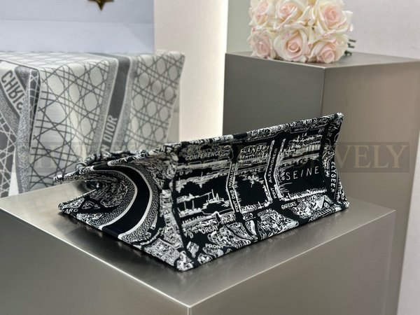 디올 플랜 드 파리 네이비 자수 북 토트백 미디움