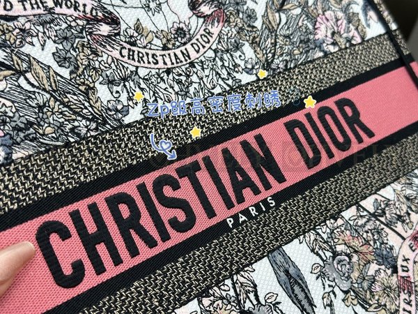 디올 파스텔 핑크 버터플라이 어라운드 더 월드 북 토트백 미디움