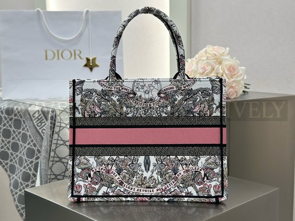 디올 파스텔 핑크 버터플라이 어라운드 더 월드 북 토트백 미디움