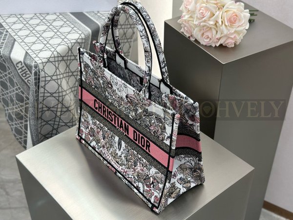 디올 파스텔 핑크 버터플라이 어라운드 더 월드 북 토트백 미디움