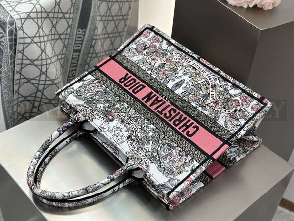 디올 파스텔 핑크 버터플라이 어라운드 더 월드 북 토트백 미디움