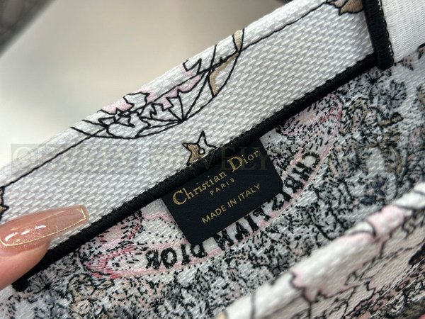 디올 파스텔 핑크 버터플라이 어라운드 더 월드 북 토트백 미디움