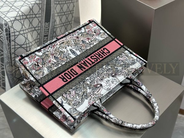 디올 파스텔 핑크 버터플라이 어라운드 더 월드 북 토트백 미디움