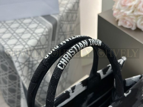 디올 파리 자수 북 토트백 미디움