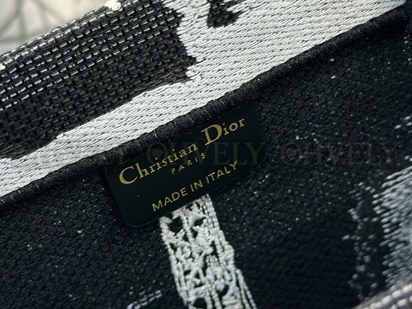 디올 파리 자수 북 토트백 미디움