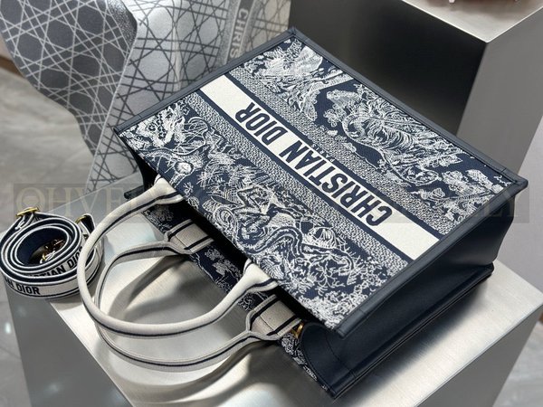 디올 트왈 드 주이  리버스 북 토트 스트랩백 미디움