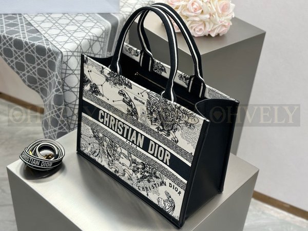 디올 조디악 자수 북 토트 스트랩백 미디움