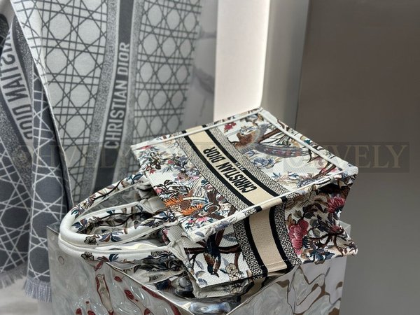 디올 쟈뎅 디베르 자수 북 토트백 스몰