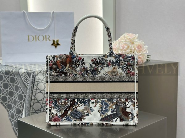 디올 자뎅 디베르 자수 북 토트백 미디움