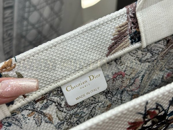 디올 자뎅 디베르 자수 북 토트백 미디움