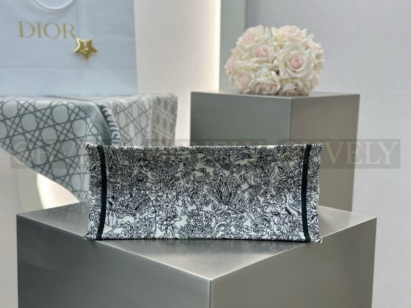 디올 어라운드 더 월드 모티프 자수 북 토트백 미디움