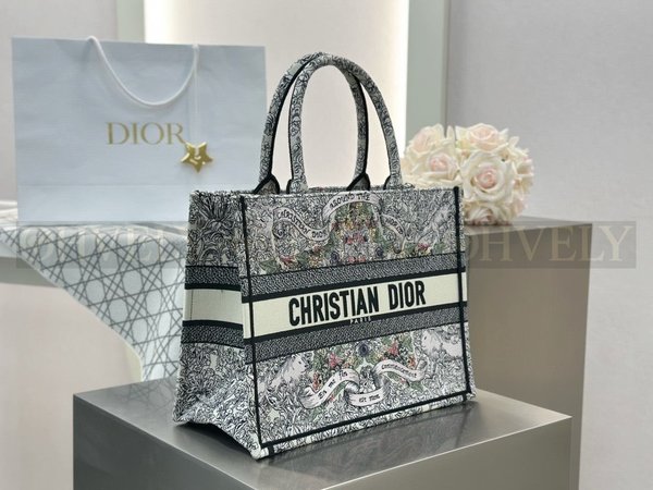 디올 어라운드 더 월드 모티프 자수 북 토트백 미디움