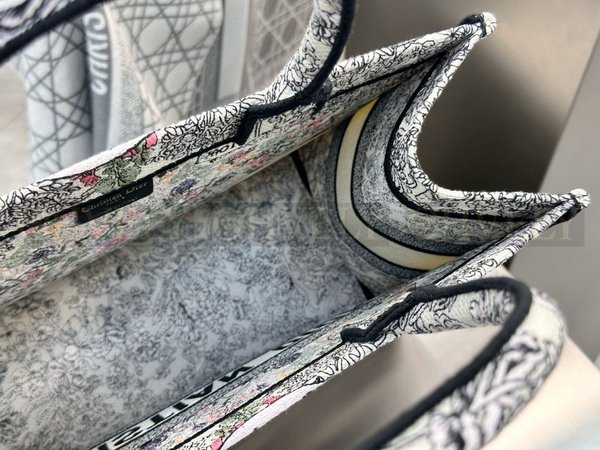 디올 어라운드 더 월드 모티프 자수 북 토트백 미디움