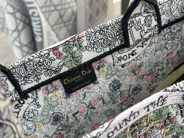 디올 어라운드 더 월드 모티프 자수 북 토트백 미디움