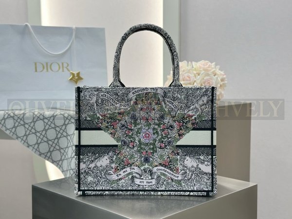 디올 어라운드 더 월드 모티프 자수 북 토트백 미디움