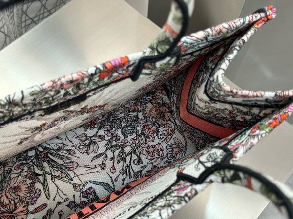 디올 쎄종 쏠레이 자수 북 토트백 미디움