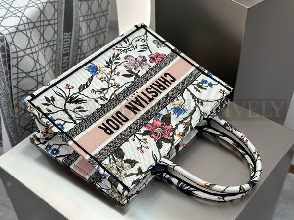 디올 빈티지 플라워 화이트 자수 북 토트백 미디움