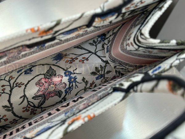 디올 빈티지 플라워 화이트 자수 북 토트백 미디움