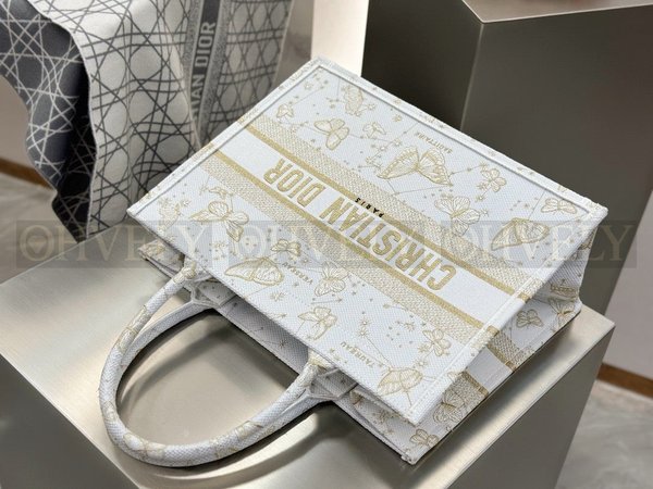 디올 버터플라이 조디악 자수 골드 북 토트백 미디움