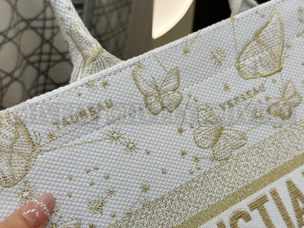 디올 버터플라이 조디악 자수 골드 북 토트백 미디움