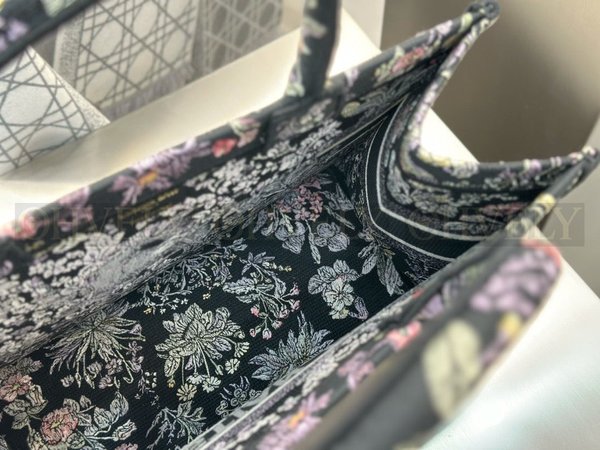 디올 밀레피오리 유니콘 자수 북 토트백 미디움