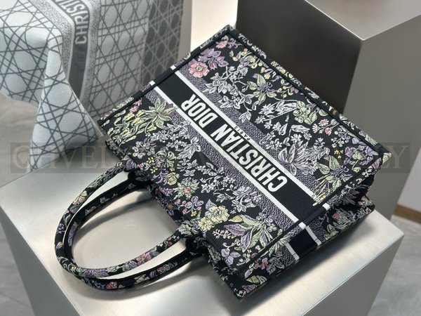 디올 밀레피오리 유니콘 자수 북 토트백 미디움