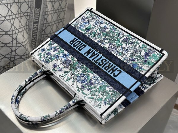 디올 디 플로럴 자수 북 토트백 미디움