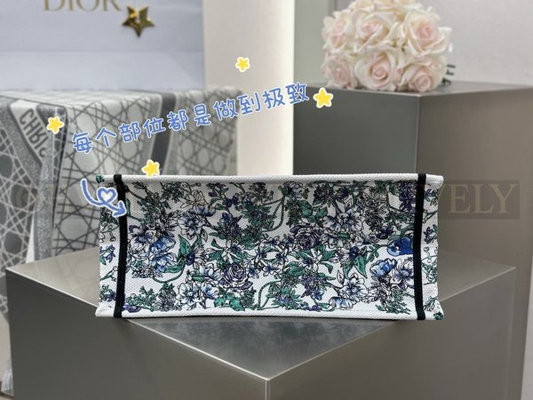 디올 디 플로럴 자수 북 토트백 미디움