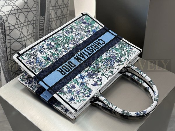 디올 디 플로럴 자수 북 토트백 미디움