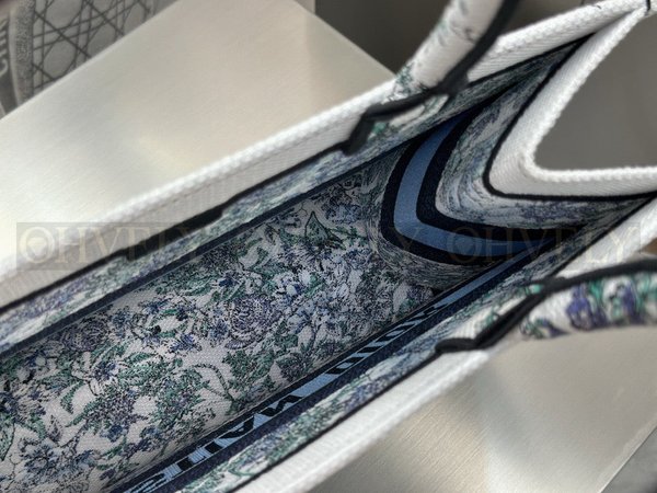 디올 디 플로럴 자수 북 토트백 미디움