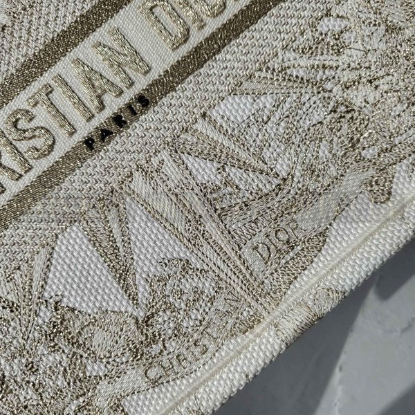 디올 골드 메탈릭 스레드 북 토트백 스몰