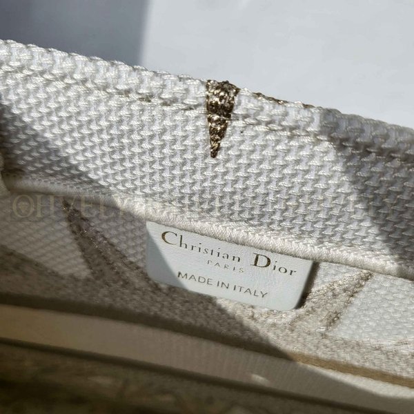 디올 골드 메탈릭 스레드 북 토트백 스몰