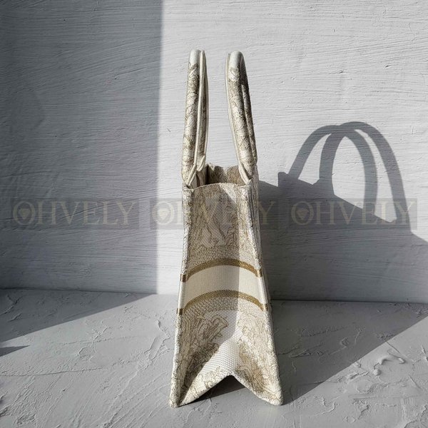 디올 골드 메탈릭 스레드 북 토트백 스몰