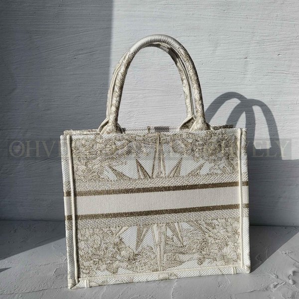 디올 골드 메탈릭 스레드 북 토트백 스몰