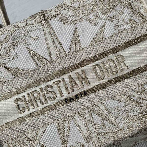 디올 골드 메탈릭 스레드 북 토트백 스몰