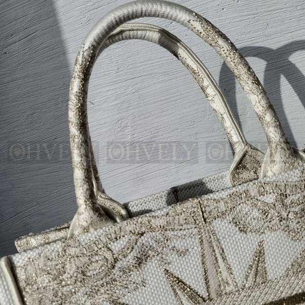 디올 골드 메탈릭 스레드 북 토트백 스몰