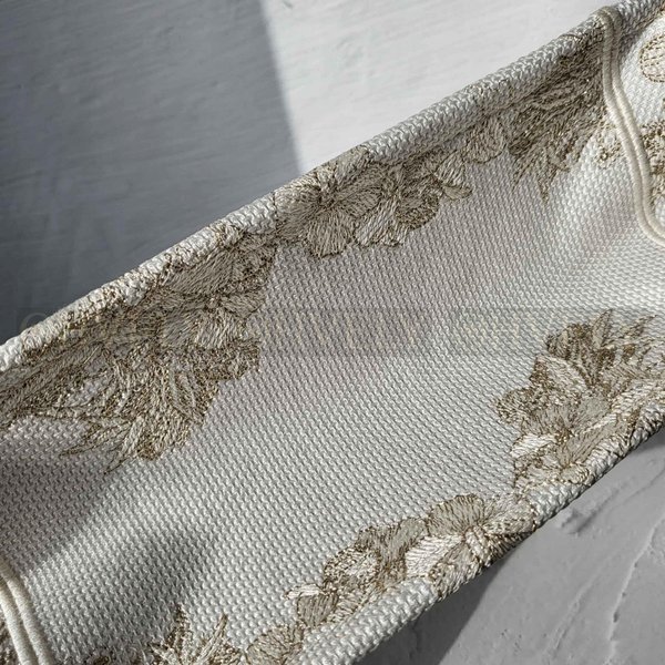 디올 골드 메탈릭 스레드 북 토트백 스몰