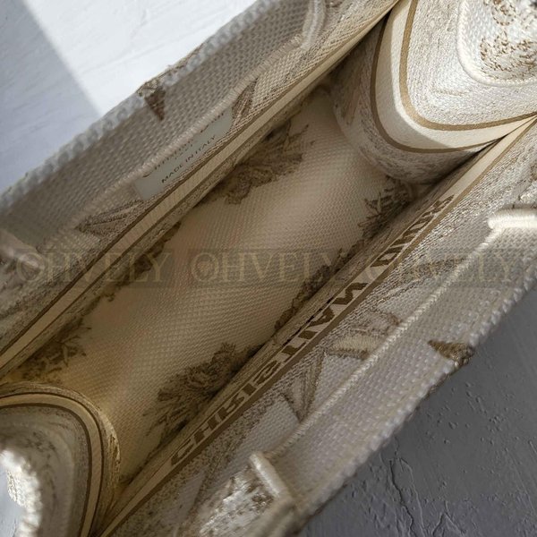 디올 골드 메탈릭 스레드 북 토트백 스몰