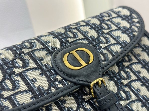 디올 오블리크 바비 이스트웨스트체인 파우치