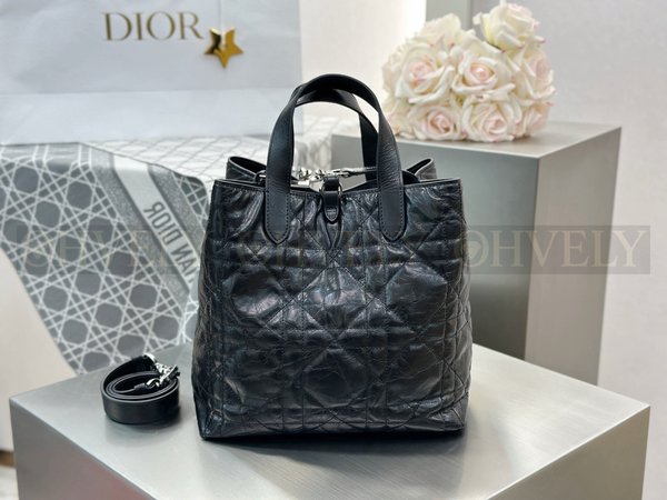 디올 매크로까나쥬 크링클 버티컬 뚜주흐백 미디움