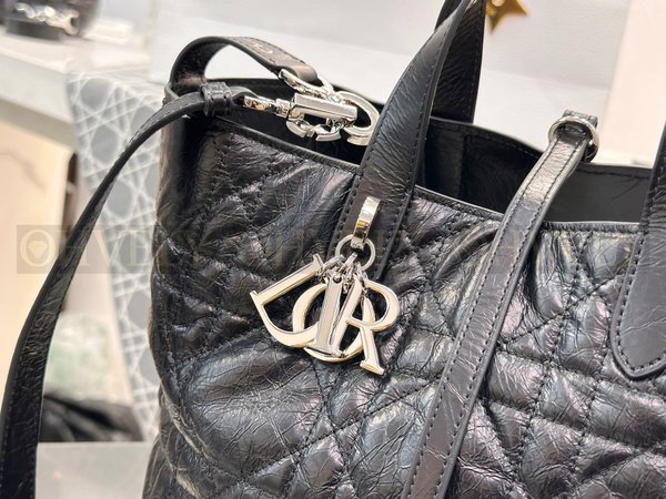 디올 매크로까나쥬 크링클 버티컬 뚜주흐백 미디움